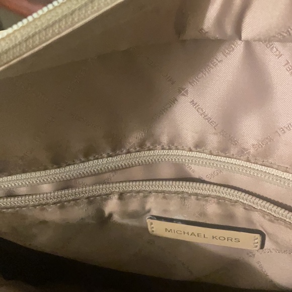 Micheal Kors Tote - Picture 15 of 15